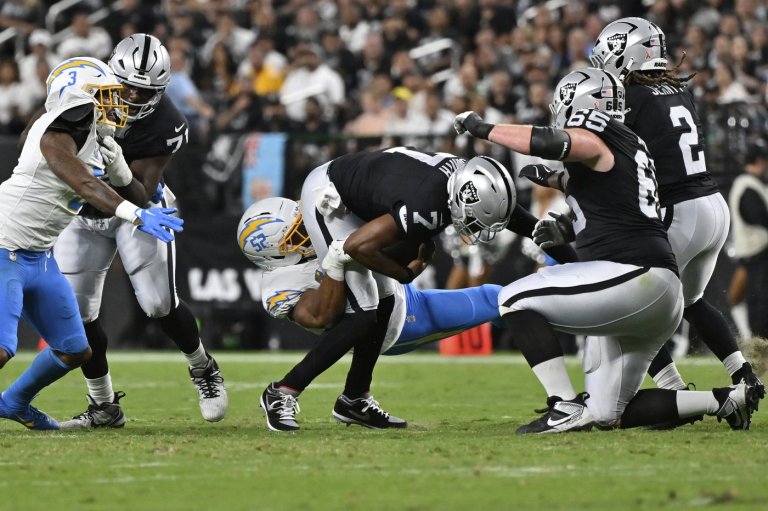 Chargers' Khalil Mack injures elbow, questionable to return against Raiders | iNFOnews.ca