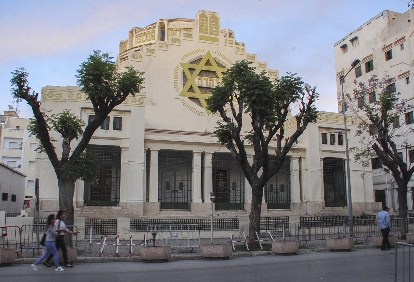 Police kill a man who set himself on fire outside a Tunisian synagogue | iNFOnews.ca Police kill a man who set himself on fire outside a Tunisian synagogue | iNFOnews.ca