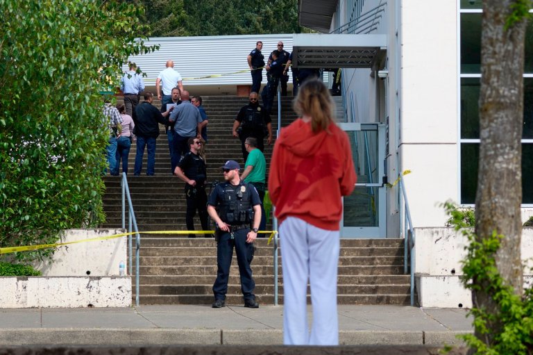 Stabbing at Washington state high school injures 6, including suspect, police say | iNFOnews.ca
