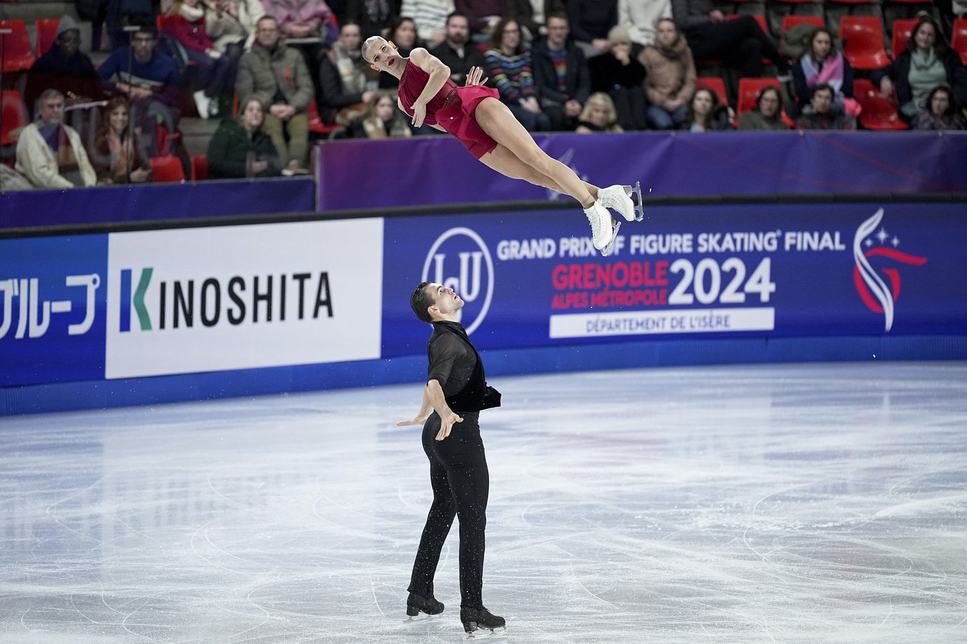 Amber Glenn takes the lead in Grand Prix Final figure skating after Kaori Sakamoto falls | iNFOnews.ca
