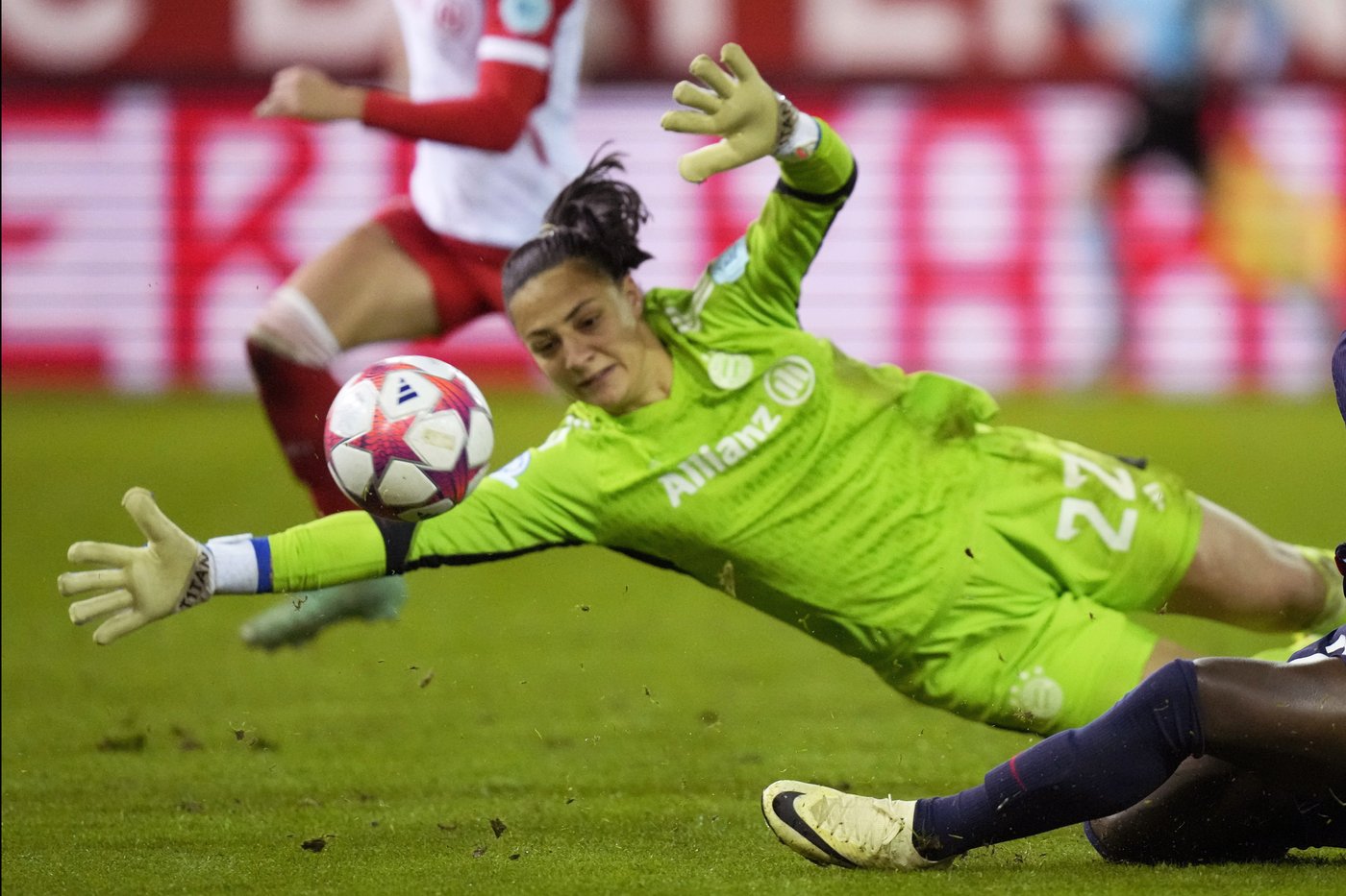 Bayern goalkeeper Mala Grohs is back in training after treatment on malignant tumor | iNFOnews.ca Bayern goalkeeper Mala Grohs is back in training after treatment on malignant tumor | iNFOnews.ca