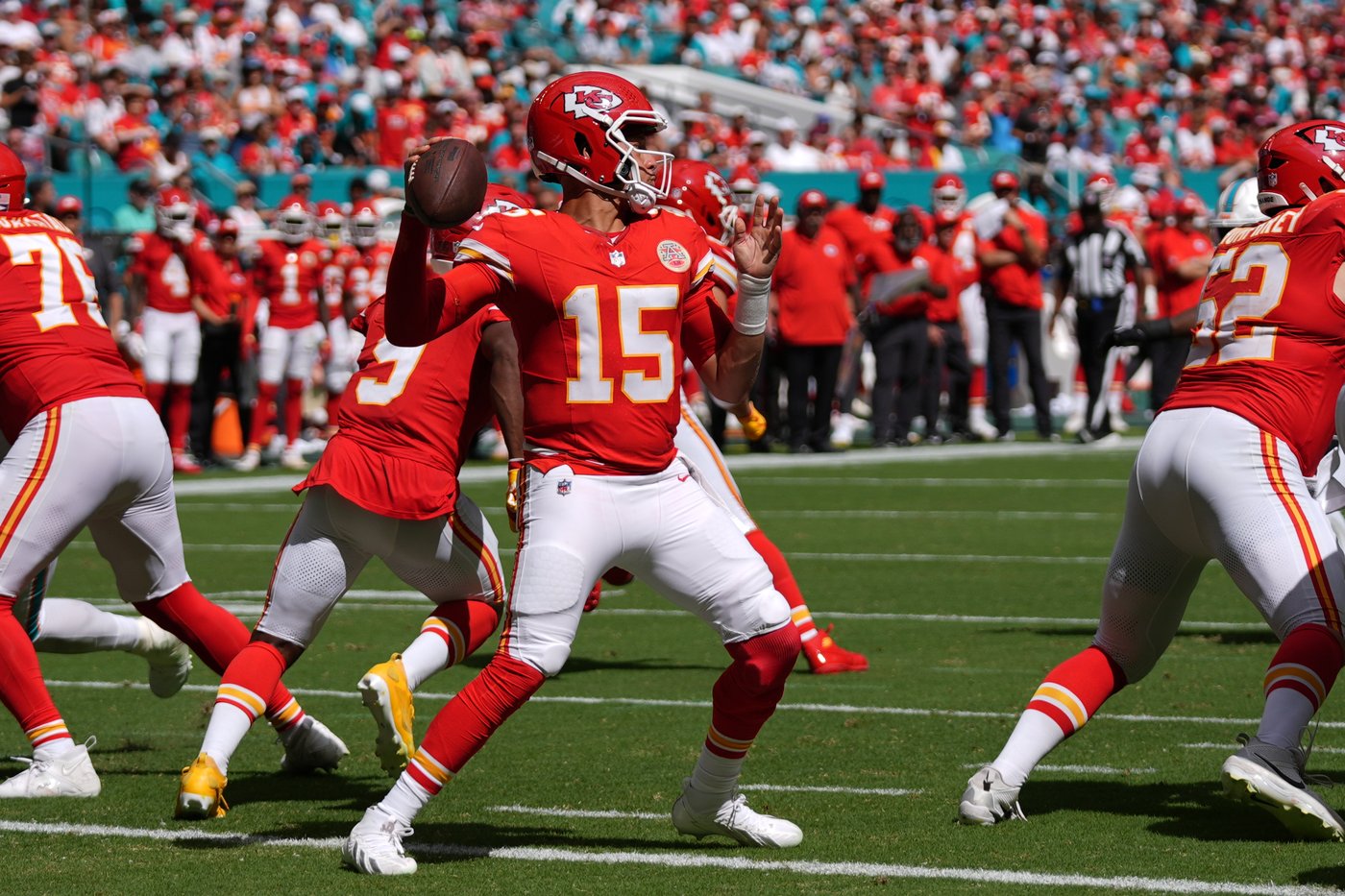 Chiefs QB Patrick Mahomes carves up the Dolphins with play-action as Kansas City rolls to 3-0 | iNFOnews.ca