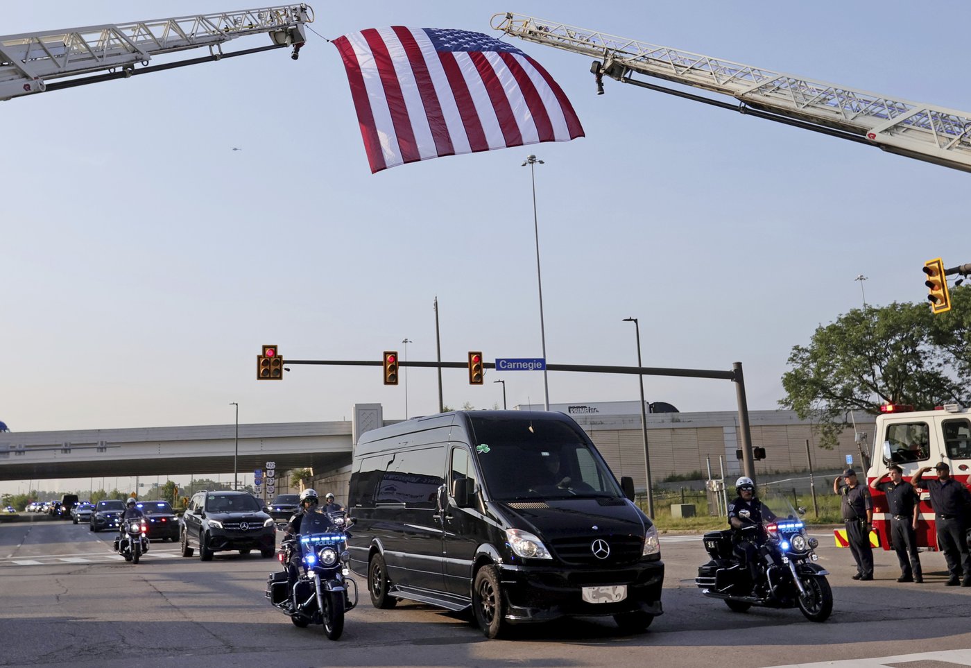 Slain Ohio police officer honored with Purple Heart and Medal of Honor during memorial service | iNFOnews.ca
