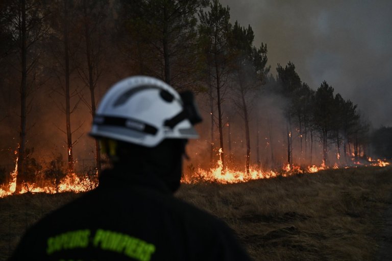 Firefighters battle the last hot spots of a monster wildfire in the southwest | iNFOnews.ca
