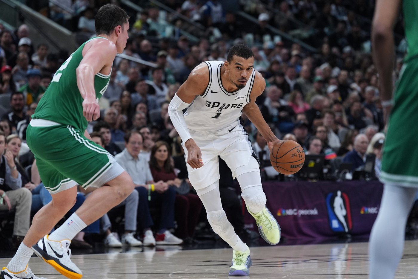 Wembanyama powers Spurs through physical victory over Celtics, 125-116 | iNFOnews.ca