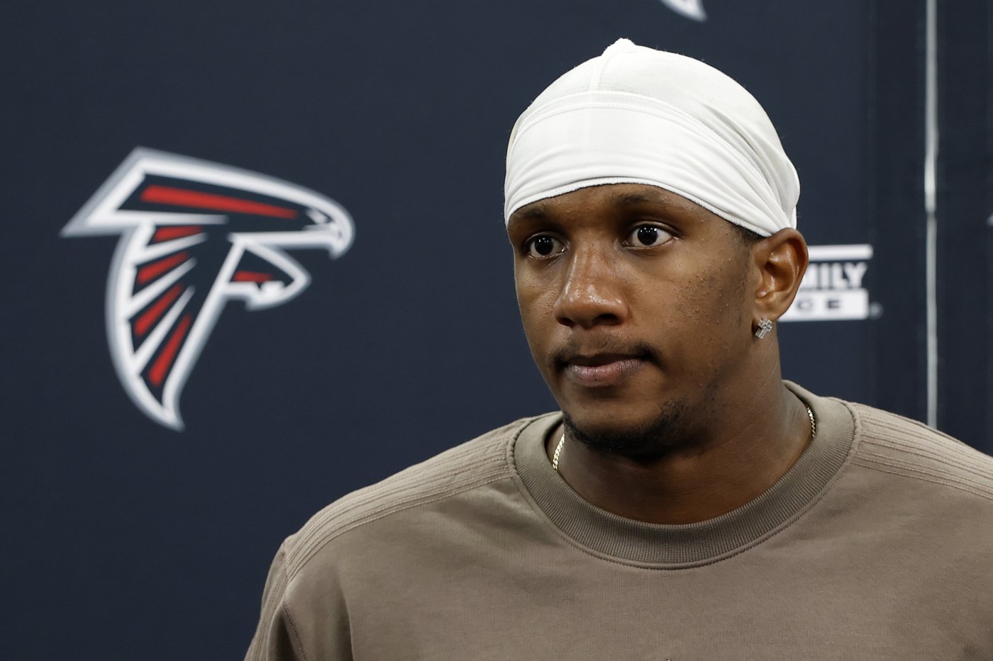 Falcons offensive coordinator Zac Robinson moving from coach's box to sideline after shutout loss | iNFOnews.ca