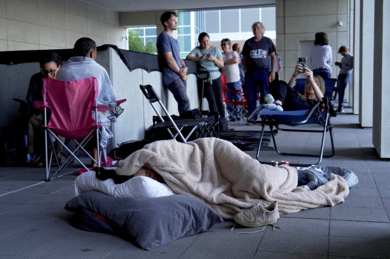 People camp outside court to get scarce public seats in hearing on Charlie Kirk's killing | iNFOnews.ca