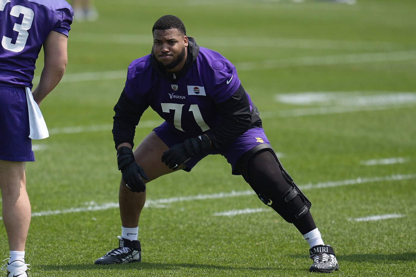 Vikings agree to 3-year contract with TE Josh Oliver, ease LT Christian Darrisaw back into practice | iNFOnews.ca