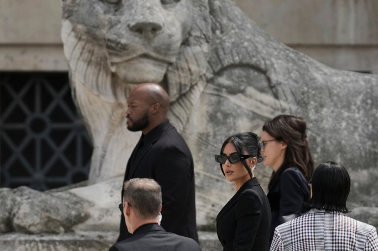 A Paris court awards Kim Kardashian 1 euro after her 2016 robbery | iNFOnews.ca