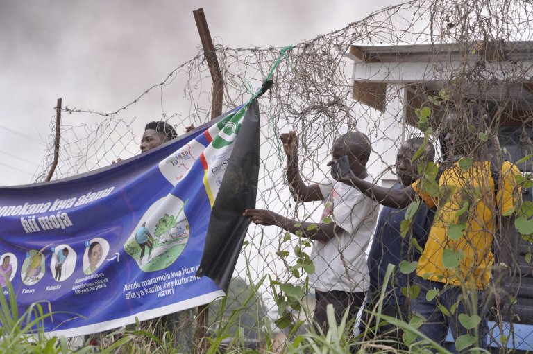 Dozens at an Ebola treatment center in Congo strike over unpaid salaries and bonuses | iNFOnews.ca