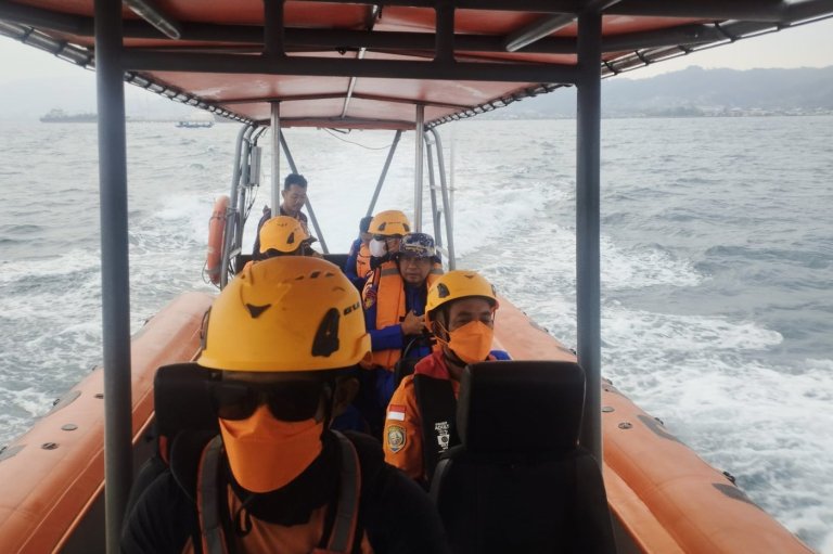 Rescuers search for 5 Indonesian photojournalists missing near Anak Krakatau volcano | iNFOnews.ca
