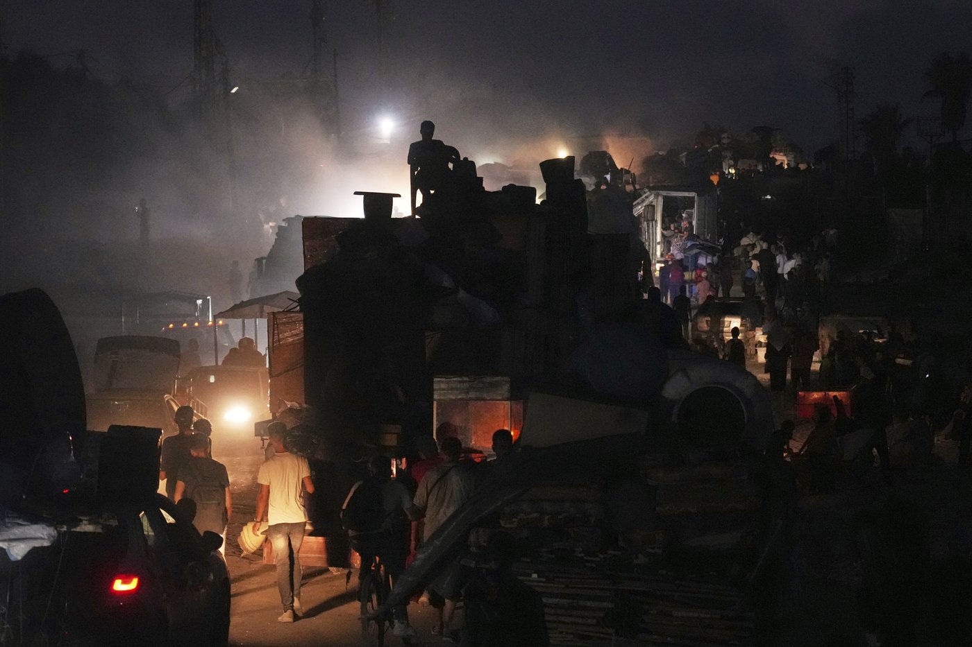 Photos of thousands of Palestinians fleeing Gaza City as Israel begins ground offensive | iNFOnews.ca
