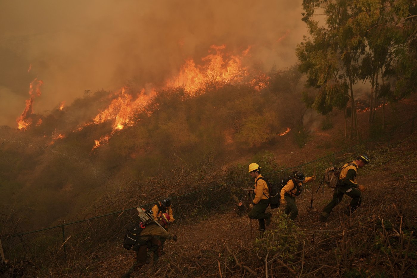 Firefighters need better weather to fight California's flames. When will they get relief? | iNFOnews.ca