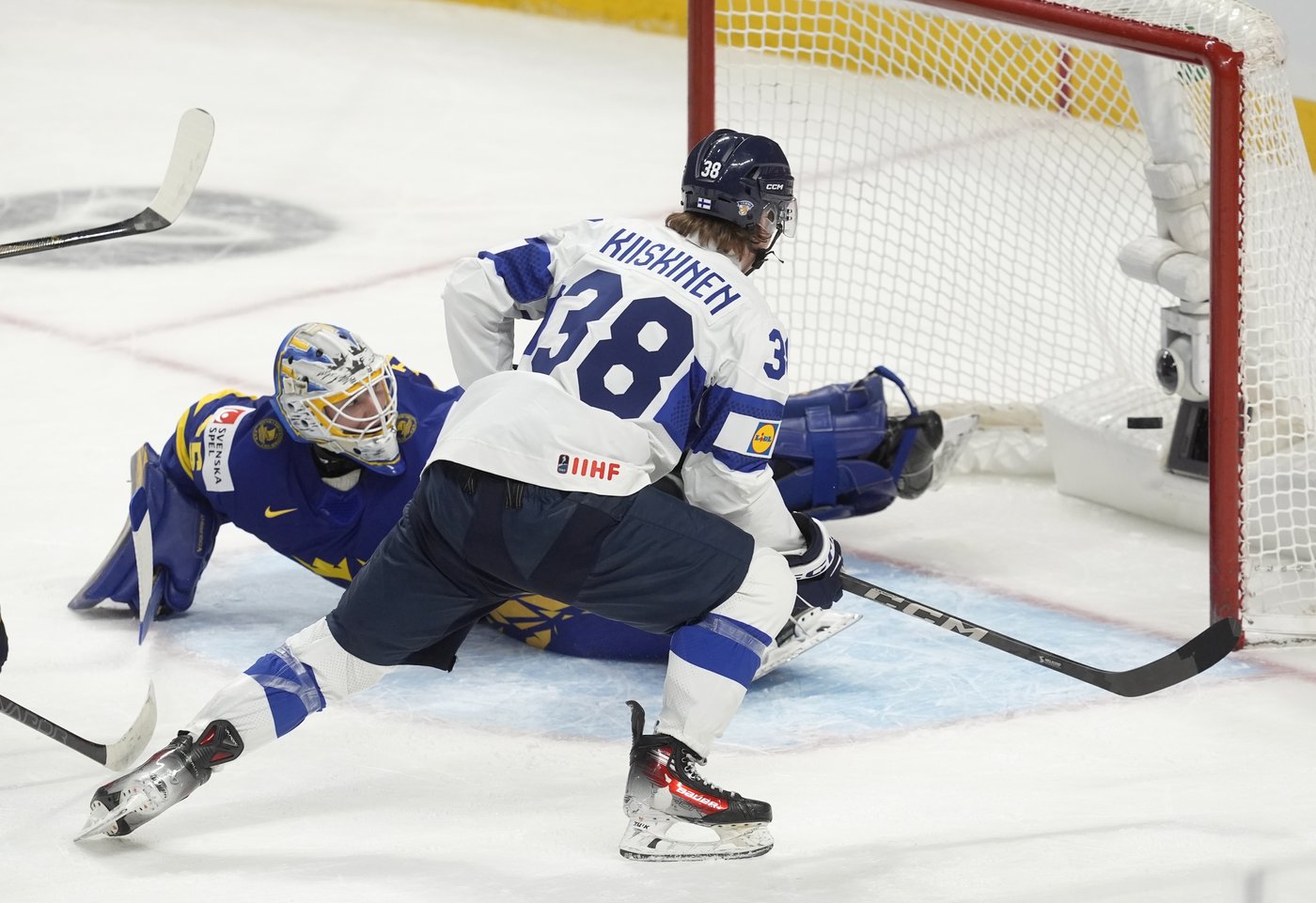 U.S. downs Czechia, Finland tops Sweden to set up gold-medal final at world juniors | iNFOnews.ca