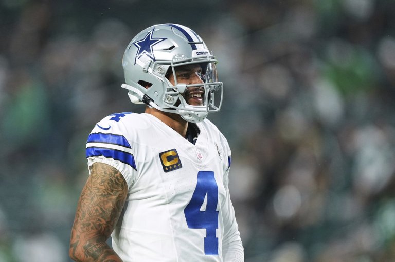 Eagles' Jalen Carter ejected for spitting on Cowboys' Dak Prescott | iNFOnews.ca