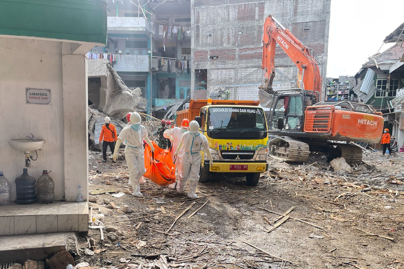 Indonesian rescuers search for missing students after school collapse kills 40 | iNFOnews.ca