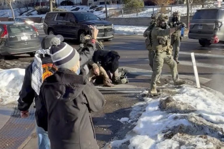 New videos show Alex Pretti scuffle with federal officers in Minneapolis 11 days before his death | iNFOnews.ca