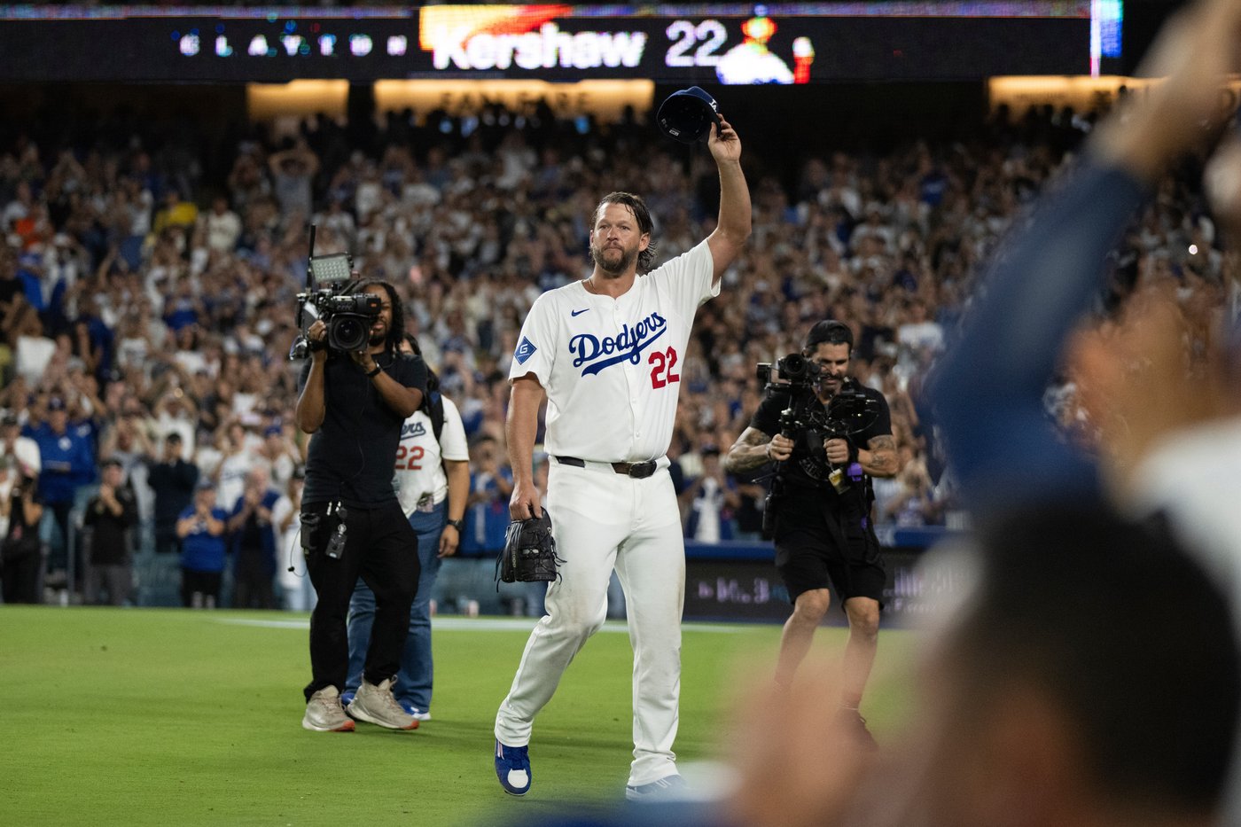 Clayton Kershaw soaks in the applause in his last regular-season start at Dodger Stadium | iNFOnews.ca