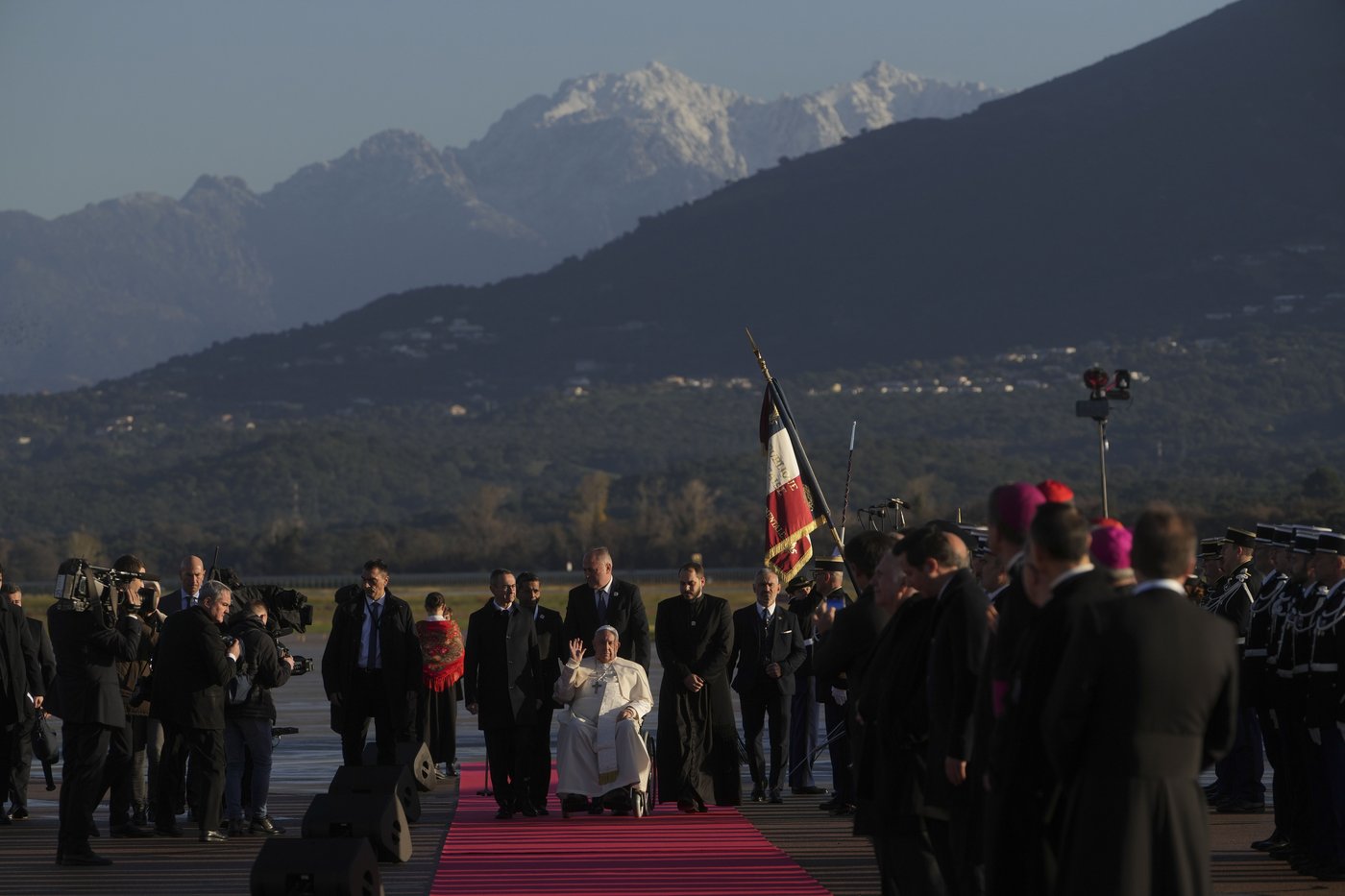 Pope Francis makes 1st papal visit to France's Corsica awash in expressions of popular piety | iNFOnews.ca