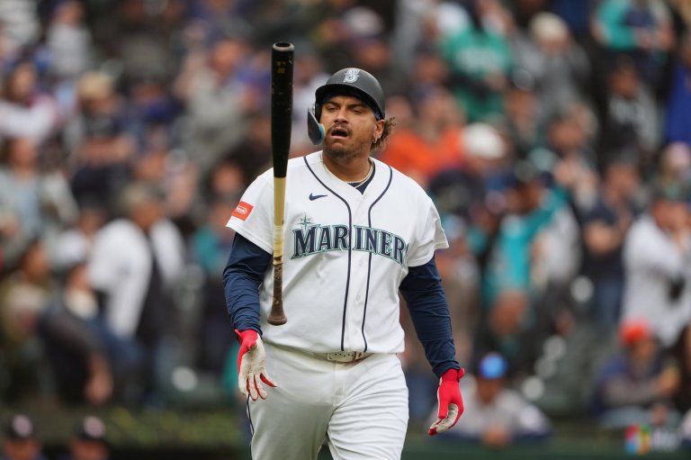 Naylor homers twice, Kirby pitches into 8th as Mariners beat Astros 6-2 for 4-game sweep | iNFOnews.ca