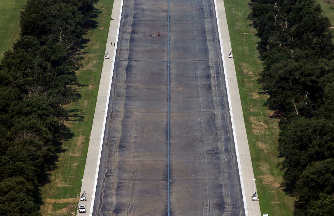 Drained Reflecting Pool reveals Trump's 'American flag blue' liner is now closer to gray | iNFOnews.ca