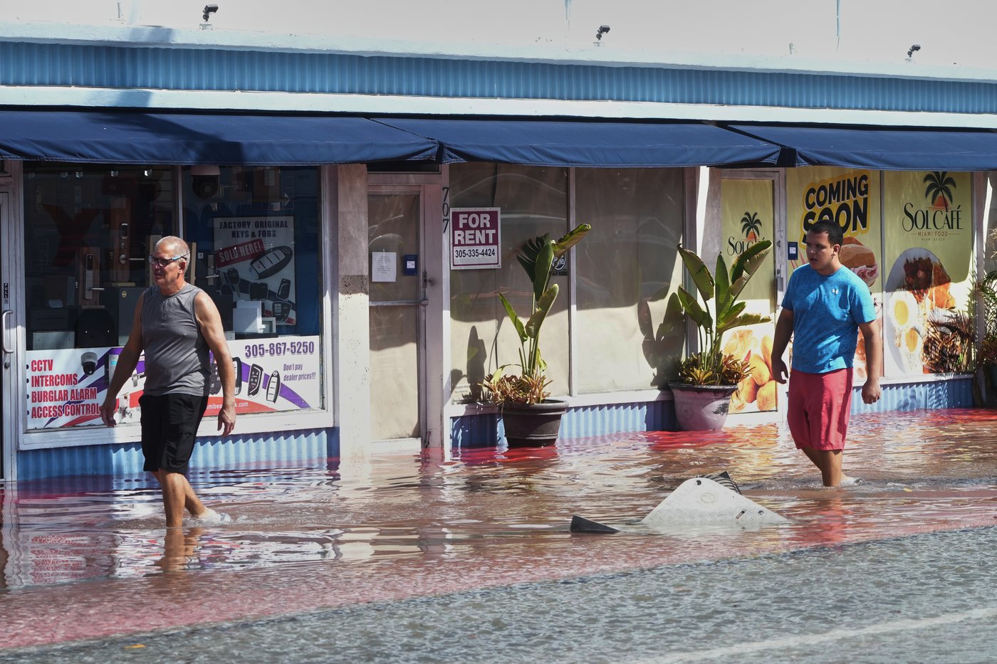King tides inundate streets and flood homes and businesses along both US coasts | iNFOnews.ca King tides inundate streets and flood homes and businesses along both US coasts | iNFOnews.ca