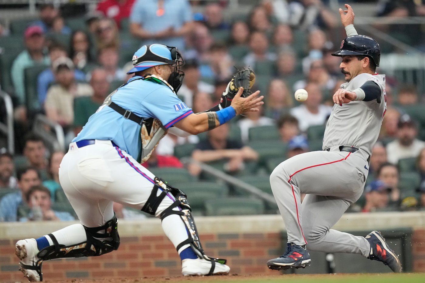 Willson Contreras hits a 2-run homer in the 8th to lift the Red Sox past the Braves, 3-2 | iNFOnews.ca