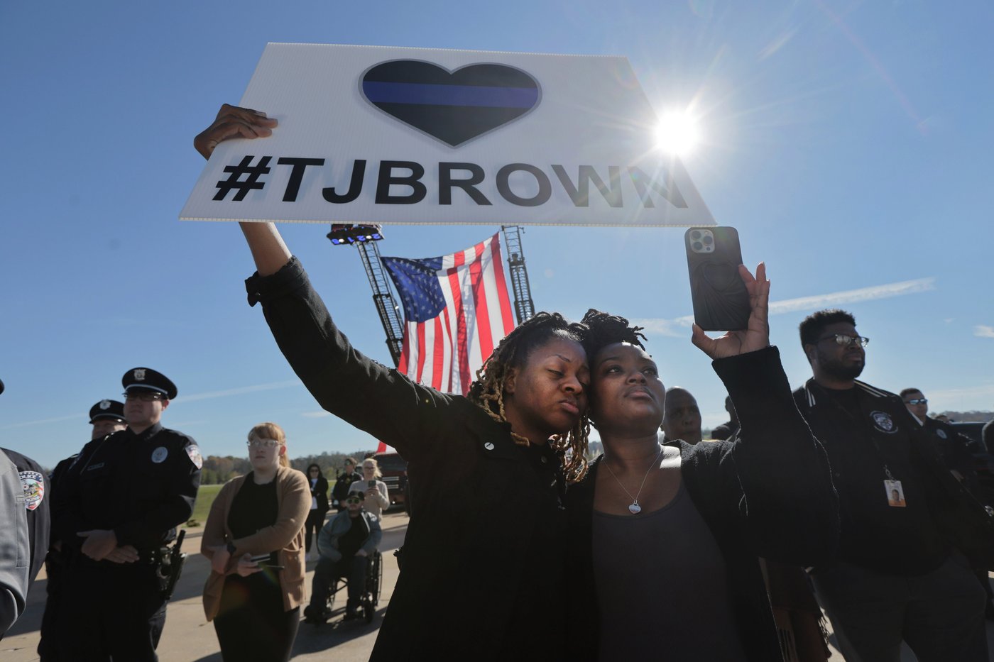 Officer injured at Ferguson protest shows improvement, transferred to rehab | iNFOnews.ca