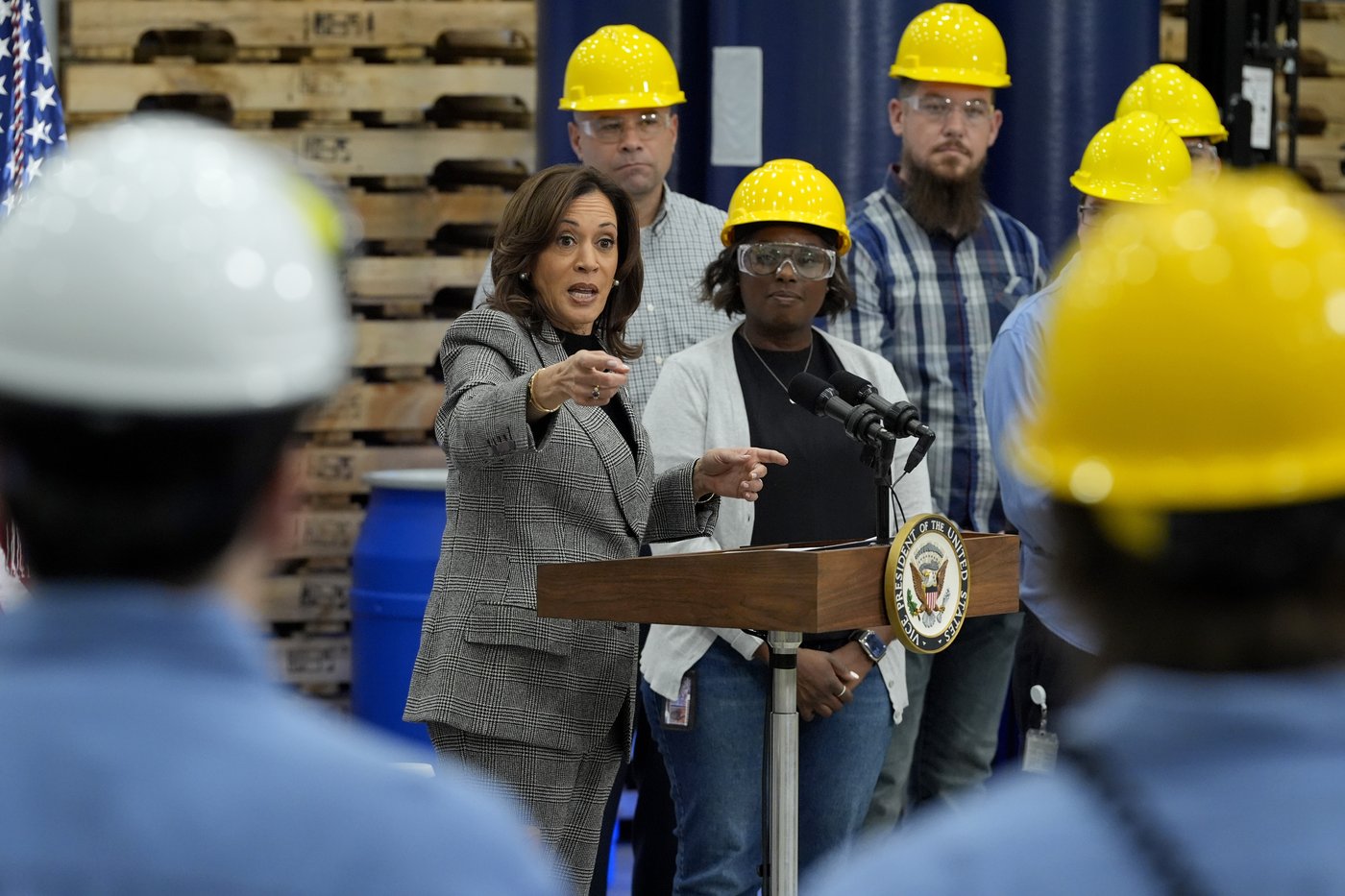 Democrats escalate attacks on Trump after comedian calls Puerto Rico 'floating island of garbage' | iNFOnews.ca