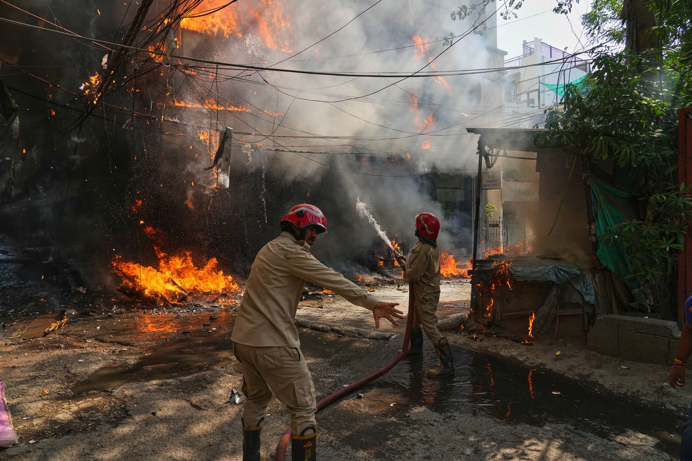 Photos show rescue efforts and aftermath of New Delhi building fire | iNFOnews.ca
