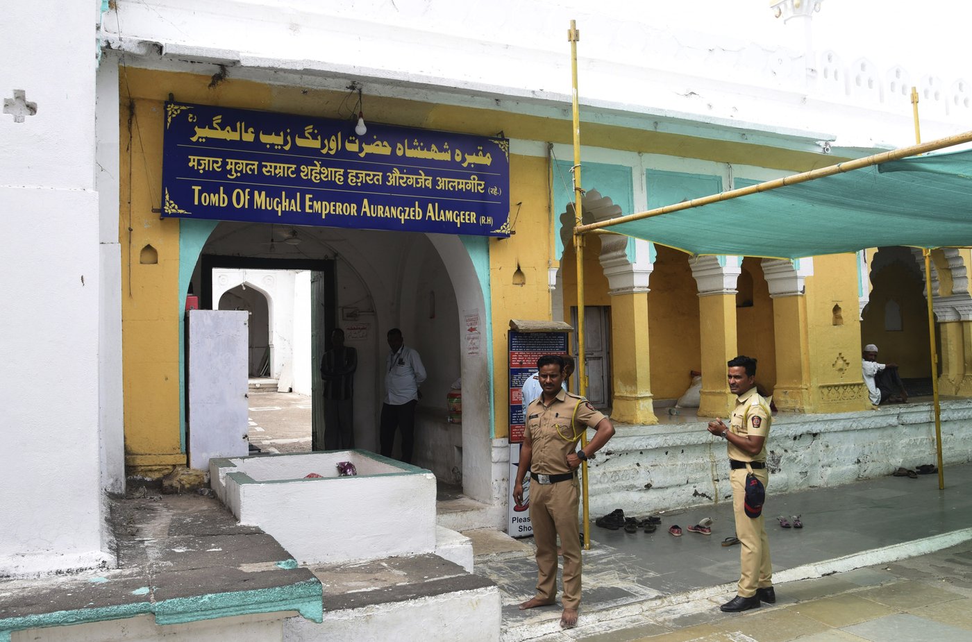 Indian city sets curfew after Hindu groups demand demolition of 17th century Muslim ruler's tomb | iNFOnews.ca Indian city sets curfew after Hindu groups demand demolition of 17th century Muslim ruler's tomb | iNFOnews.ca