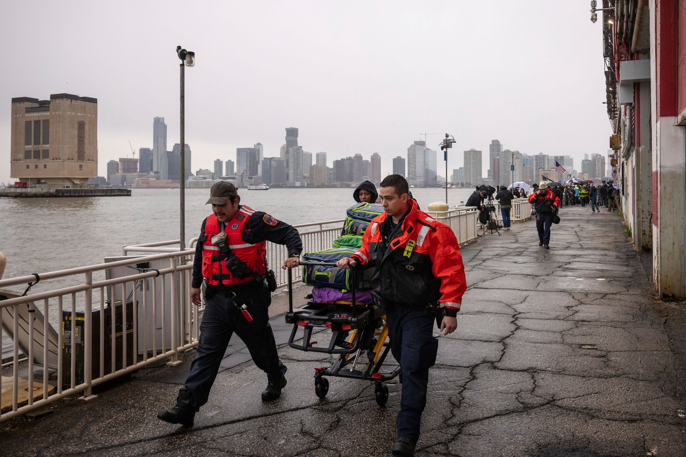 Divers search for parts after NYC helicopter crash killed a family of five and the pilot, a Navy vet | iNFOnews.ca Divers search for parts after NYC helicopter crash killed a family of five and the pilot, a Navy vet | iNFOnews.ca