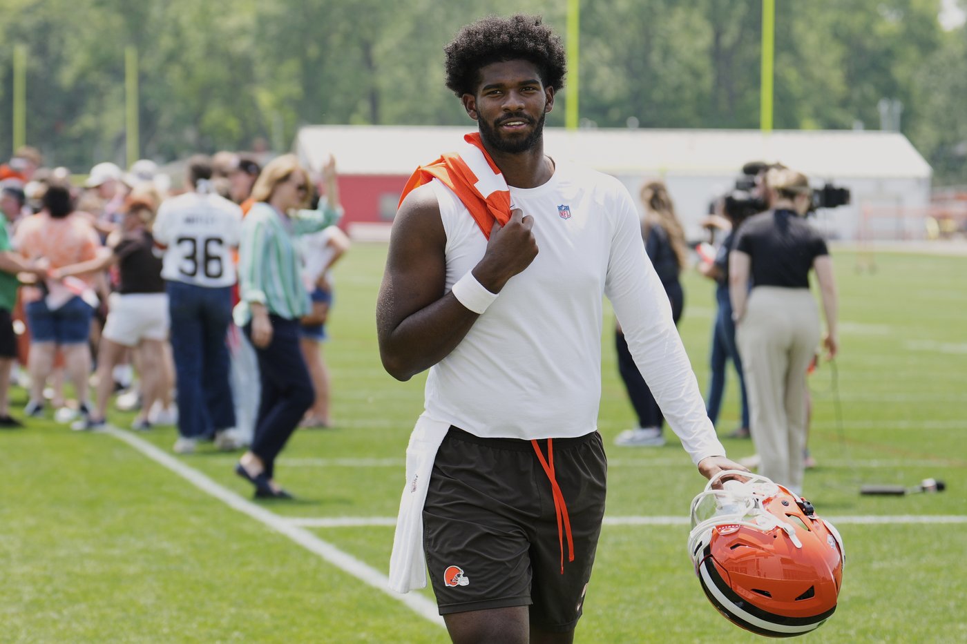 Shedeur Sanders shows promise but faces challenges in Browns' QB competition | iNFOnews.ca