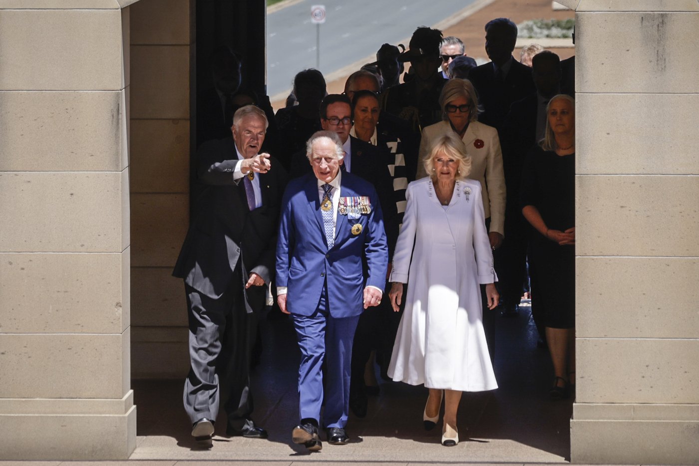 King Charles and Queen Camilla lay wreaths at Australian War Memorial then greet well-wishers | iNFOnews.ca