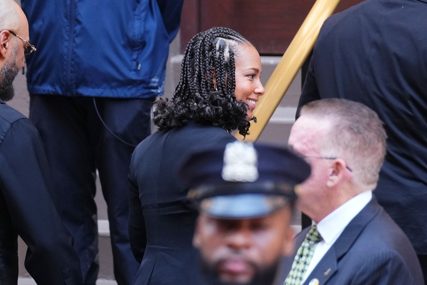 Star-maker Clive Davis honored at funeral that draws Bruce Springsteen, Dionne Warwick and others | iNFOnews.ca