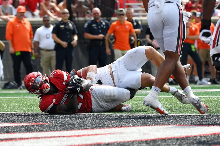 Brown, Lacy lead Louisville over Bowling Green 40-17 | iNFOnews.ca