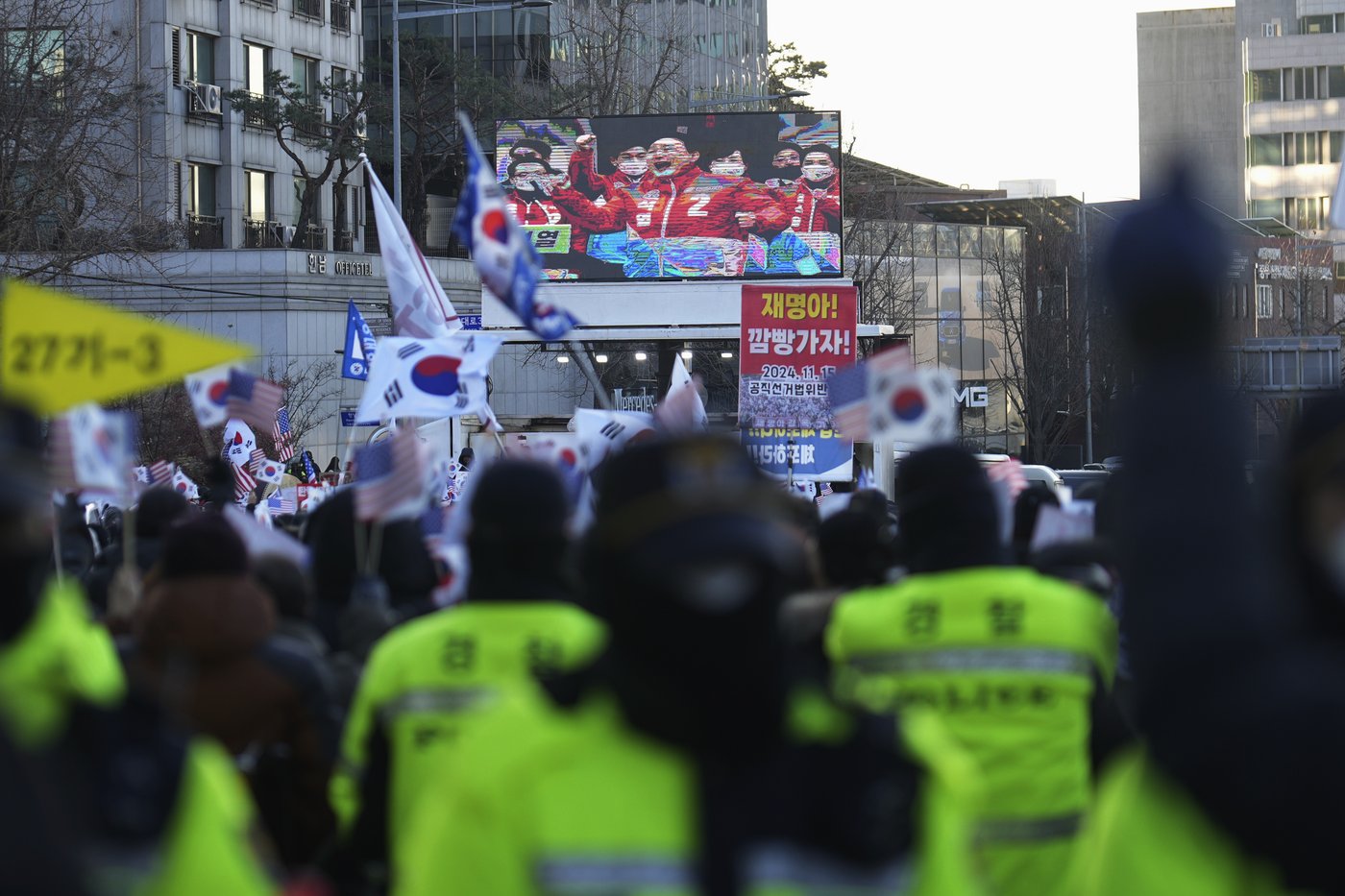 South Korea's impeached president defies warrant in hourslong standoff | iNFOnews.ca