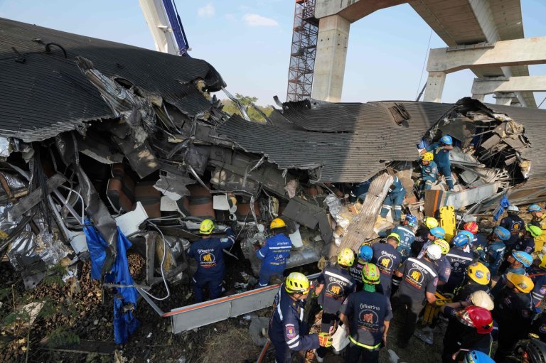Photos show rescue workers at scene of crane collapse and train derailment in Thailand | iNFOnews.ca