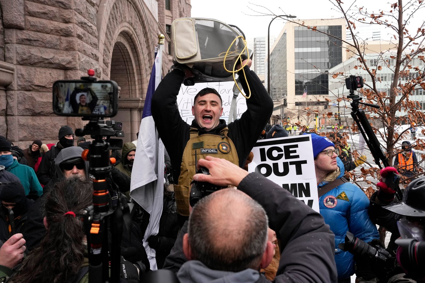 Photos show anti-ICE crowd chase off pro-ICE demonstrators from Minneapolis streets | iNFOnews.ca
