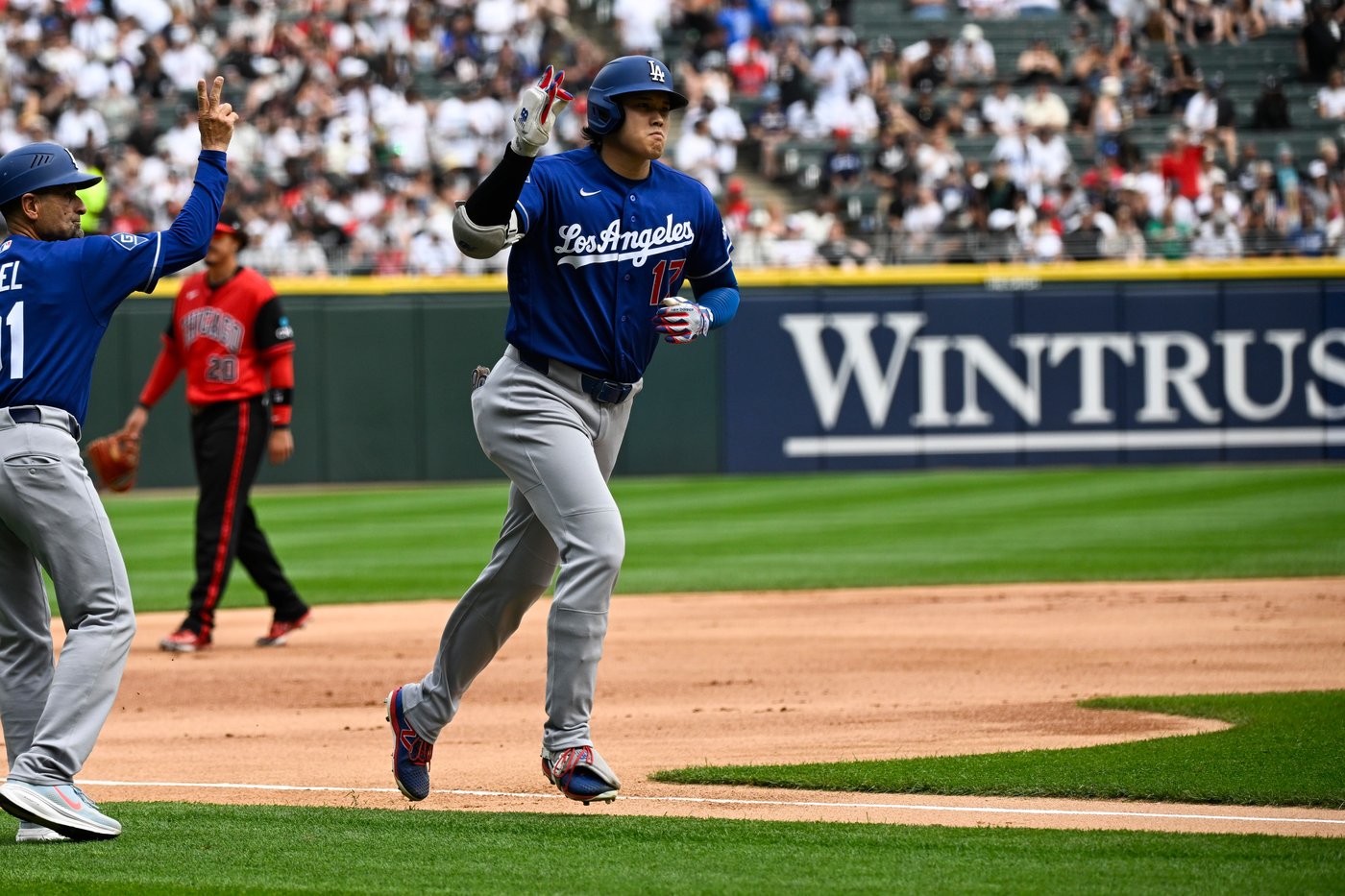 Shohei Ohtani hits a leadoff homer in return to Dodgers lineup after dealing with knee issue | iNFOnews.ca