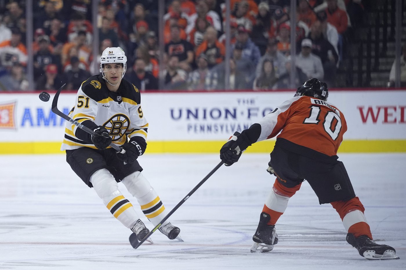 Joonas Korpisalo makes 20 saves as Bruins shut out Flyers 3-0 | iNFOnews.ca