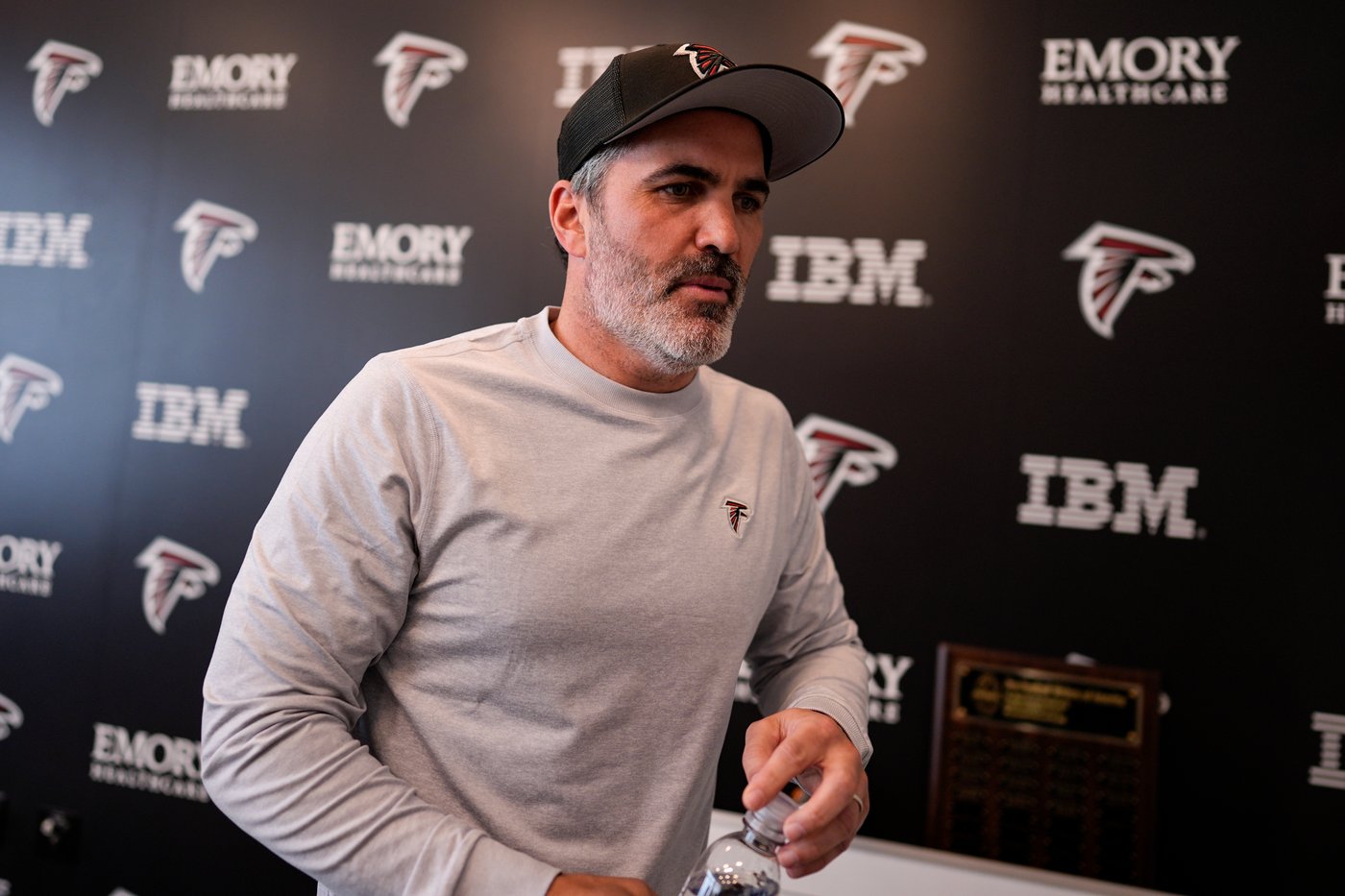 Falcons right tackle Kaleb McGary announces retirement after missing 2025 season with injury | iNFOnews.ca Falcons right tackle Kaleb McGary announces retirement after missing 2025 season with injury | iNFOnews.ca