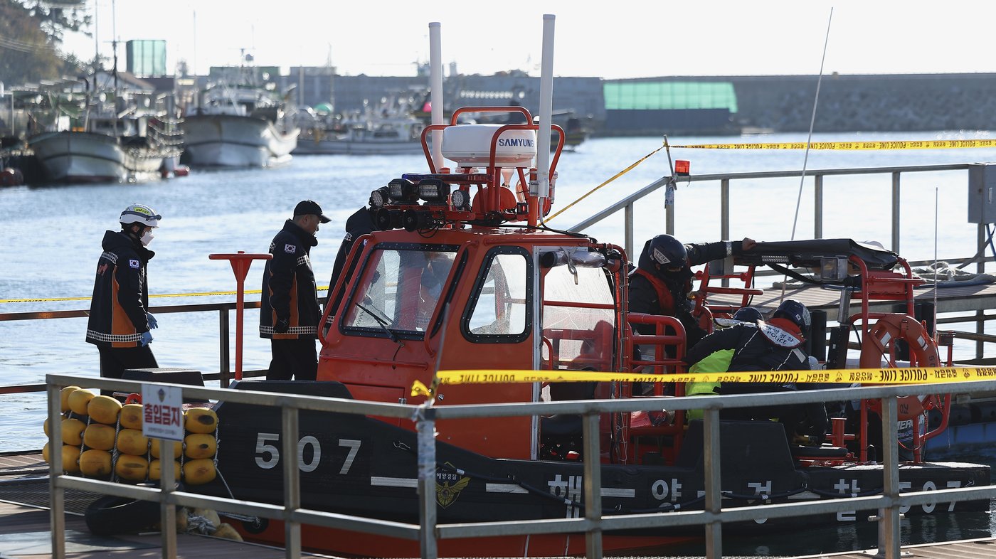 Fishing boat capsizes after colliding with sand barge in South Korea, killing 7 | iNFOnews.ca