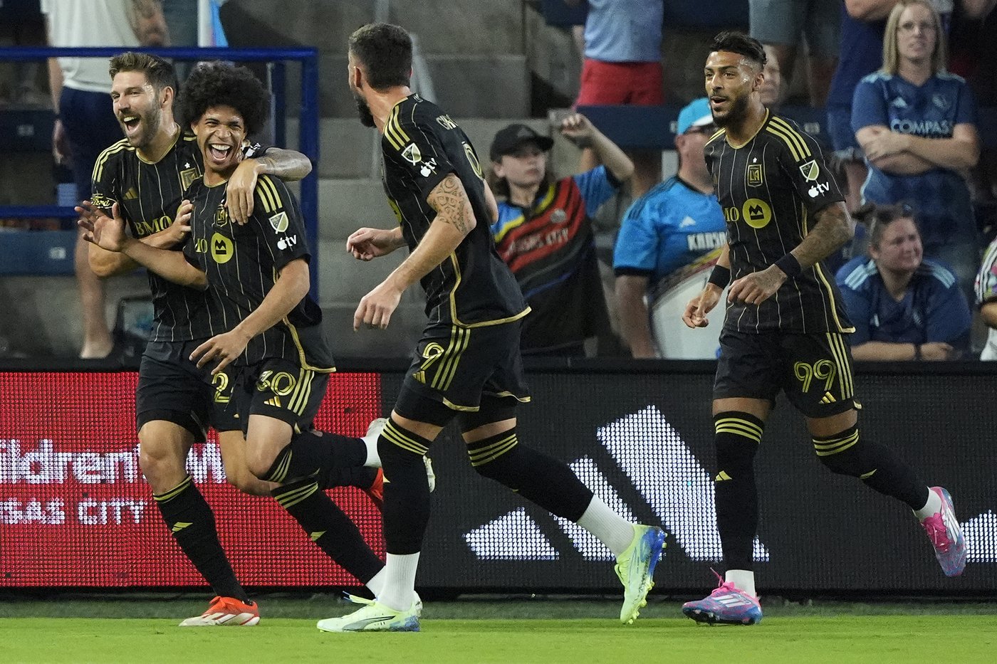 David Martínez, Denis Bouanga, Hugo Lloris power LAFC to 3-0 romp over Sporting KC | iNFOnews.ca