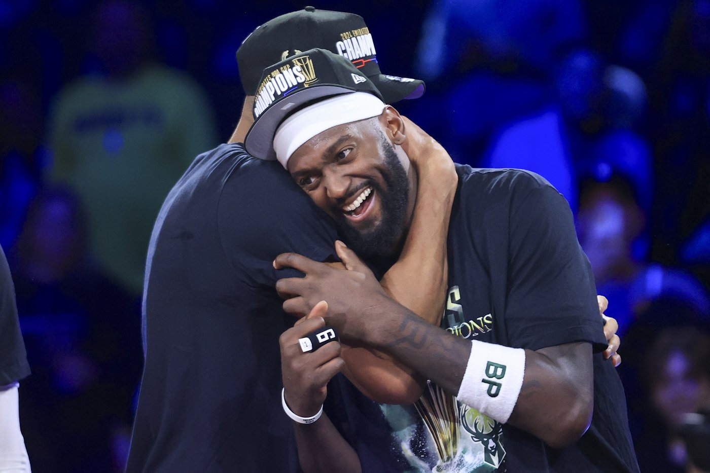 Giannis, Bucks use 3-point barrage to beat Thunder 97-81 for NBA Cup title | iNFOnews.ca