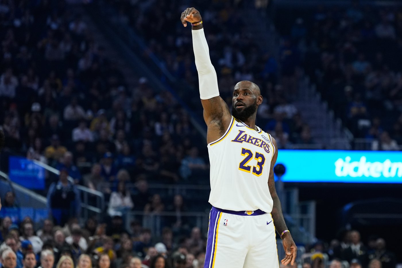 LeBron James misses 2nd straight game with injuries when Lakers host Knicks | iNFOnews.ca LeBron James misses 2nd straight game with injuries when Lakers host Knicks | iNFOnews.ca