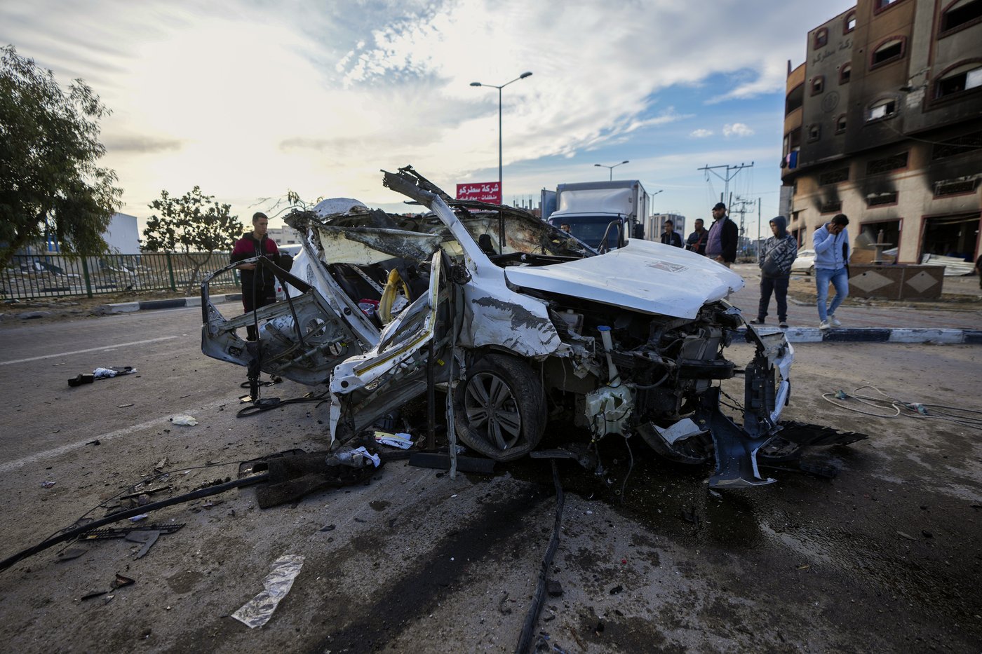 New Israeli airstrikes in southern Gaza kill at least 10, hospital workers say | iNFOnews.ca