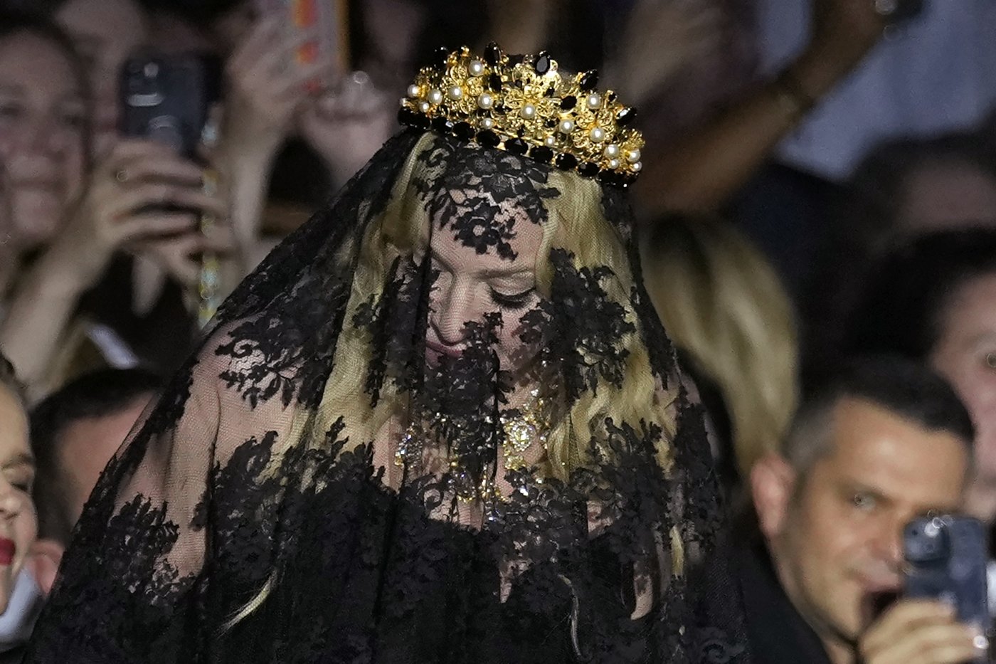 Madonna makes veiled entrance to Dolce&Gabbana for show celebrating her 1990s heyday | iNFOnews.ca