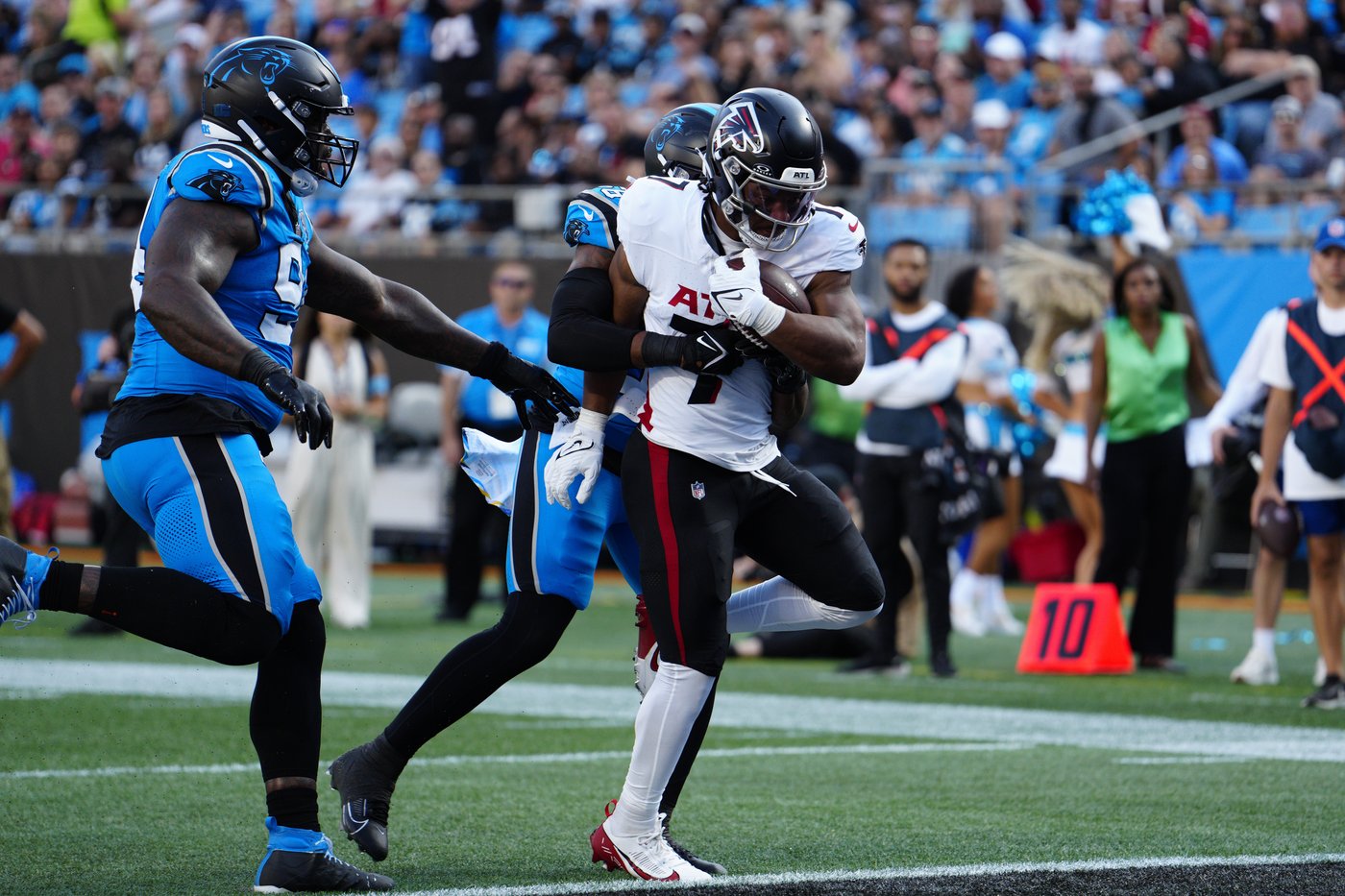 Bijan Robinson scores 2 TDs. Falcons beat Panthers 38-20 for 3rd straight victory vs. NFC South foe | iNFOnews.ca