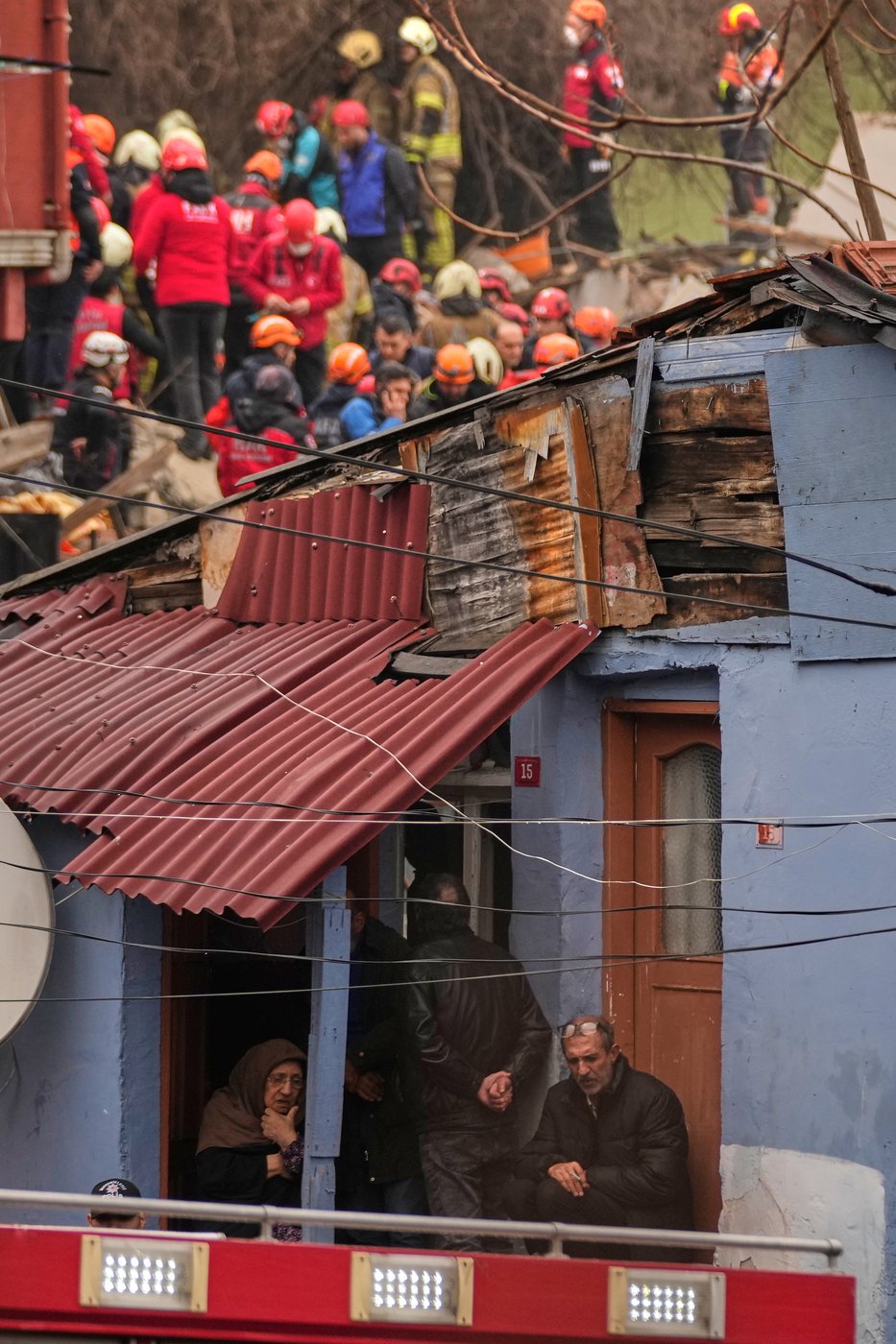 1 dead in Istanbul after gas explosion collapses 2 buildings | iNFOnews.ca